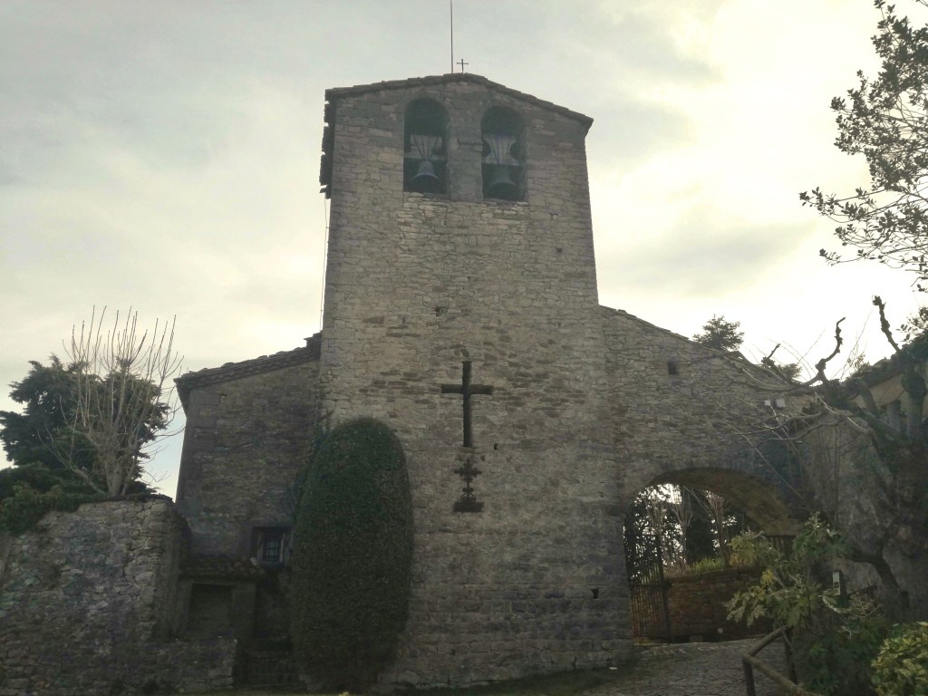 Església de Sant Cristòfol situada al centre del poble.