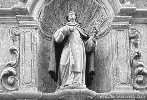 Escultura de Miquel Argemir més conegut per Sant Miquel dels Sants a la façana de l'església barroca.