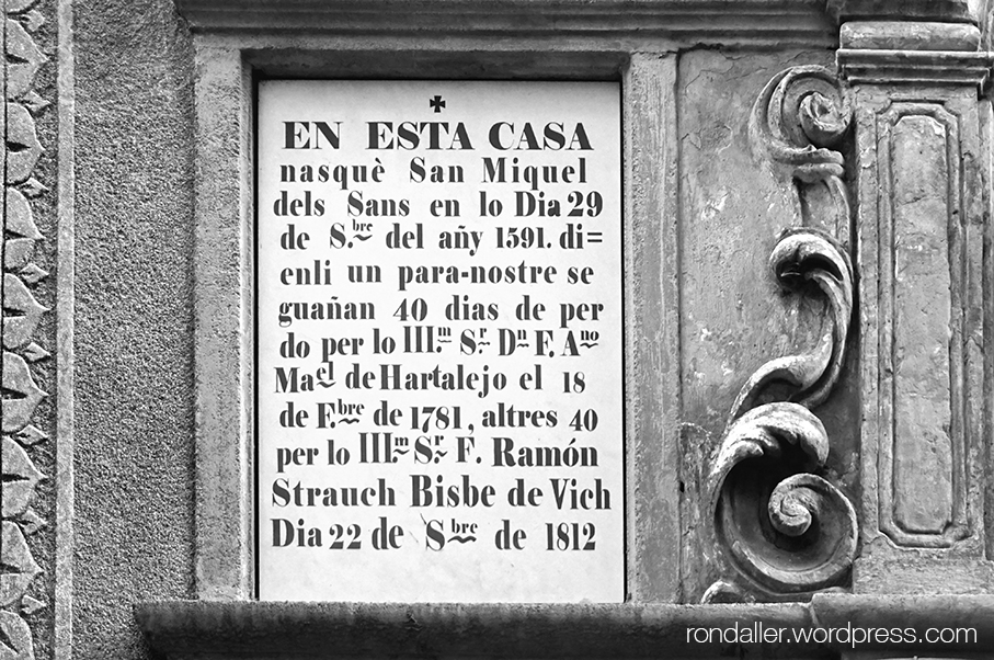 Plafons que ens expliquen en un mig català mig castellà ple d'abreviatures, que obtindrem un bon grapat de dies de perdó resant el que recomana aquest bisbe.