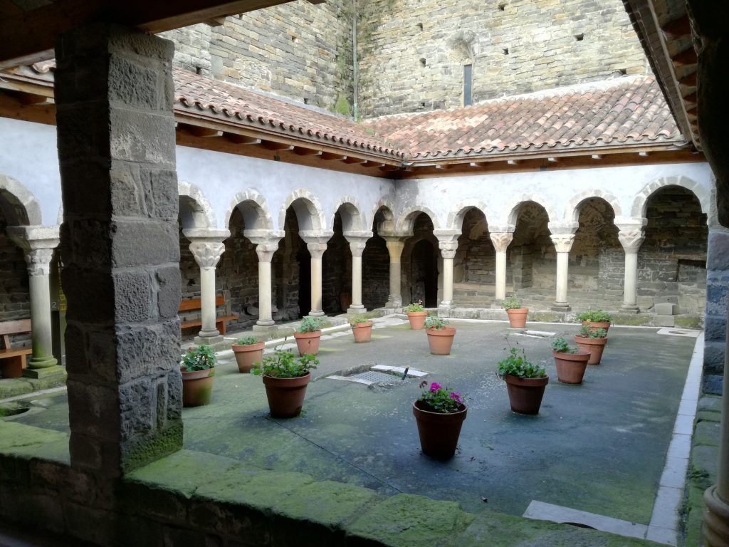 El claustre del monestir de Sant Pere de Casserres.