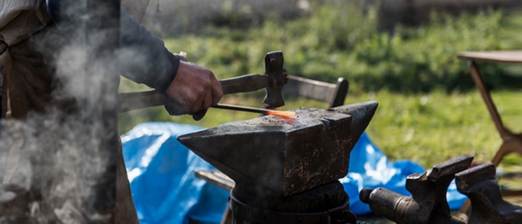 Ofici Edat Mitjana forjant ferro.