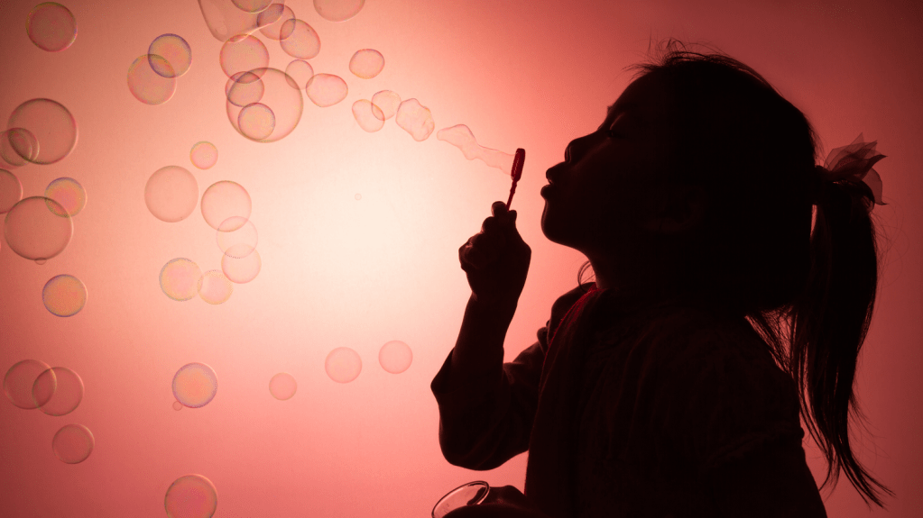 Nena fent globus d'aigua.