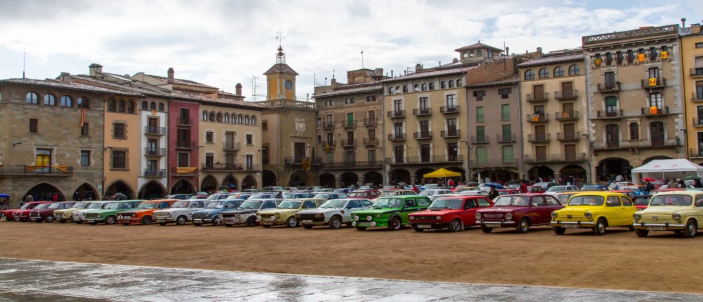 Concentració de cotxes antics a la Plaça Major de Vic. Edicions anteriors.